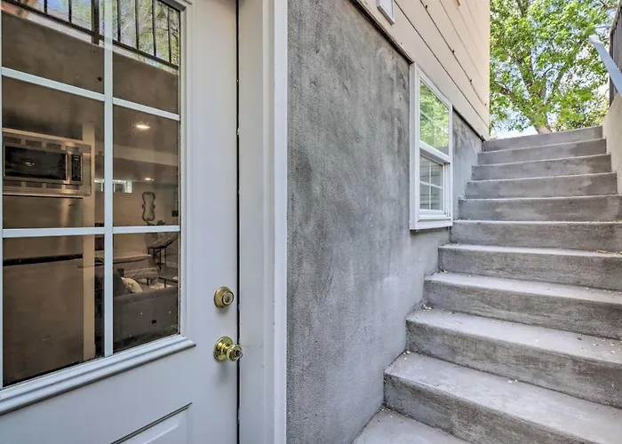 Ski & Hike: Cozy Dtwn Reno Studio W/ Fireplace