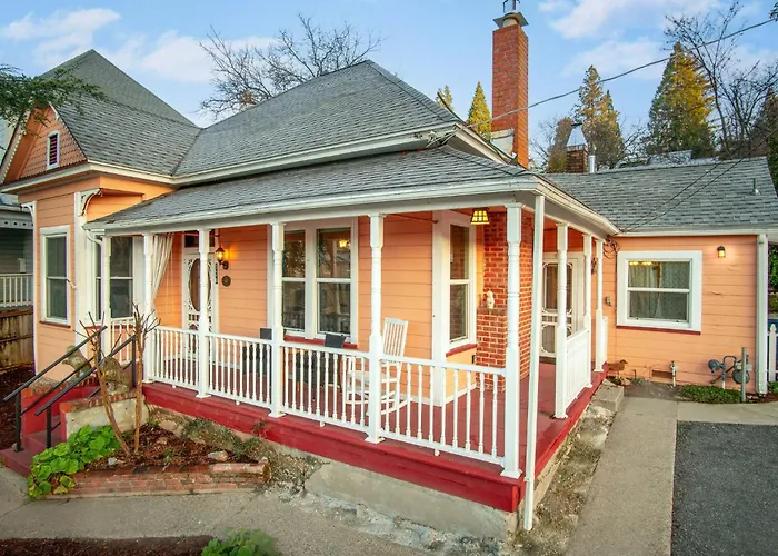 The Golden Parlor- Historic Victorian, Hot Tub