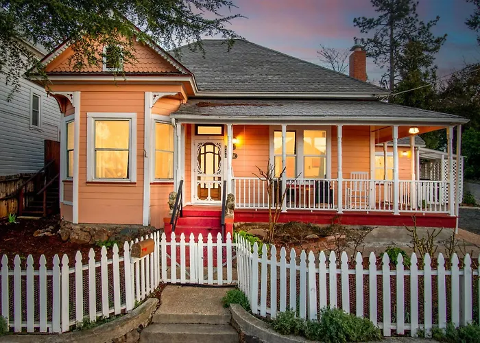 The Golden Parlor- Historic Victorian, Hot Tub